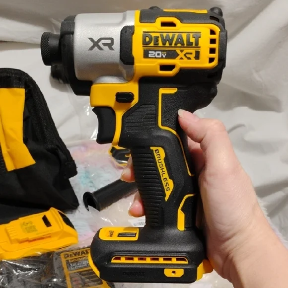 SALE! NWOT DeWalt 20V Max Hammer Drill Driver Multiple Speed 2Batteries Charger - Picture 3 of 12